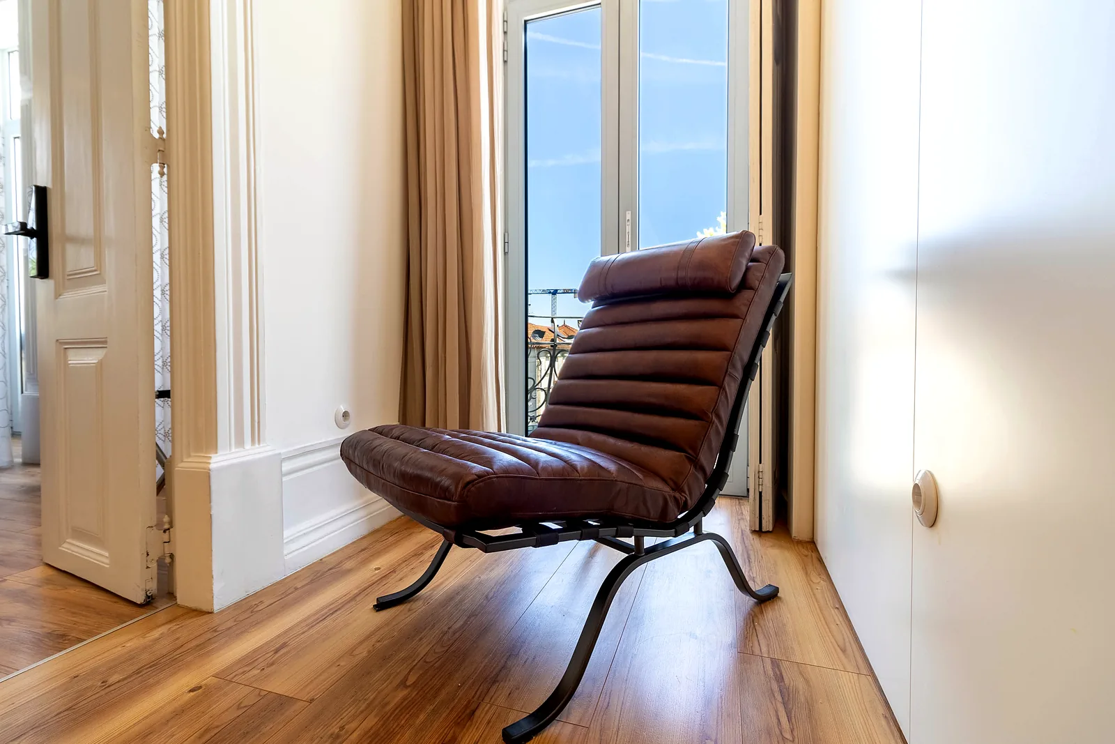 Fauteuil de lecture près du balcon, Casa dos Azulejos, Viseu