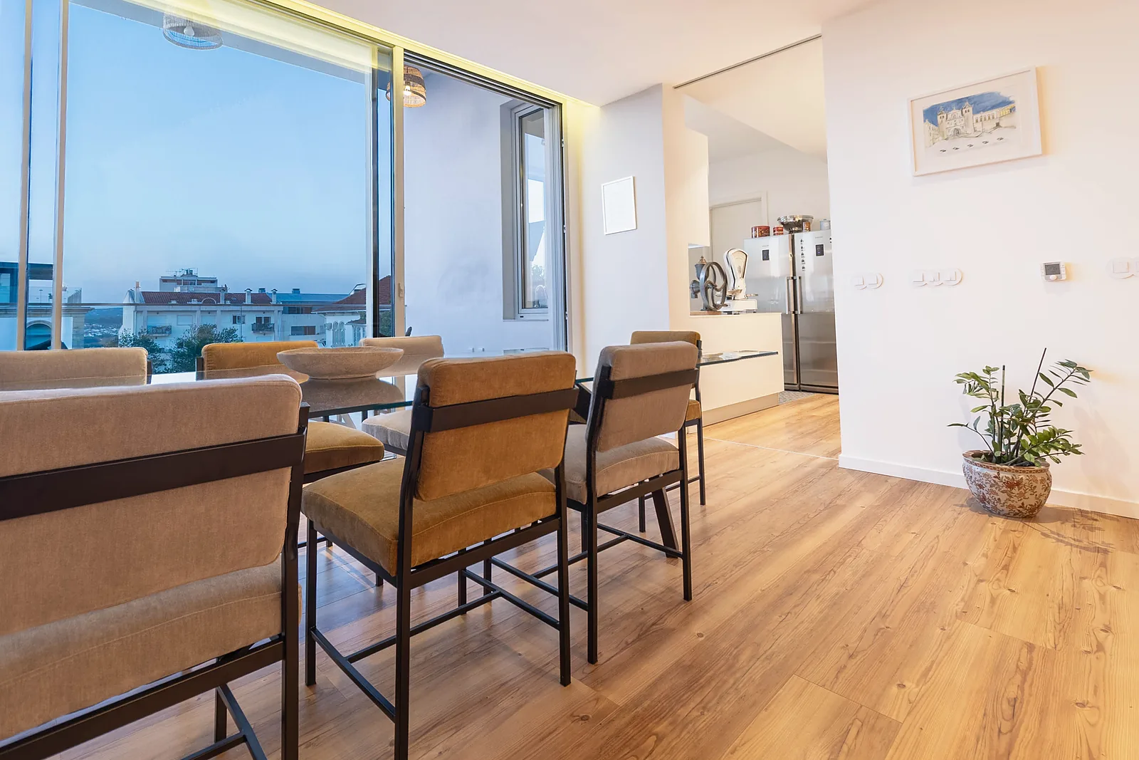 Shared dining table by the windows, Casa dos Azulejos