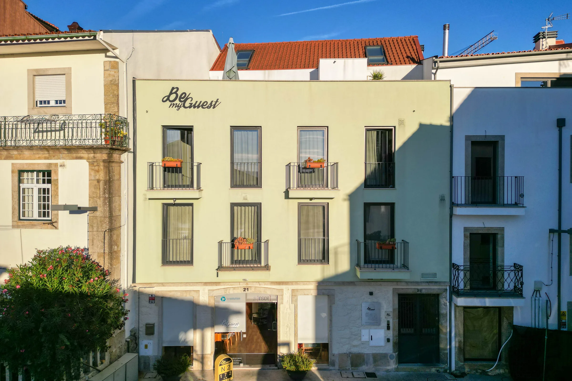 Fachada de dia, no Largo Almeida Moreira