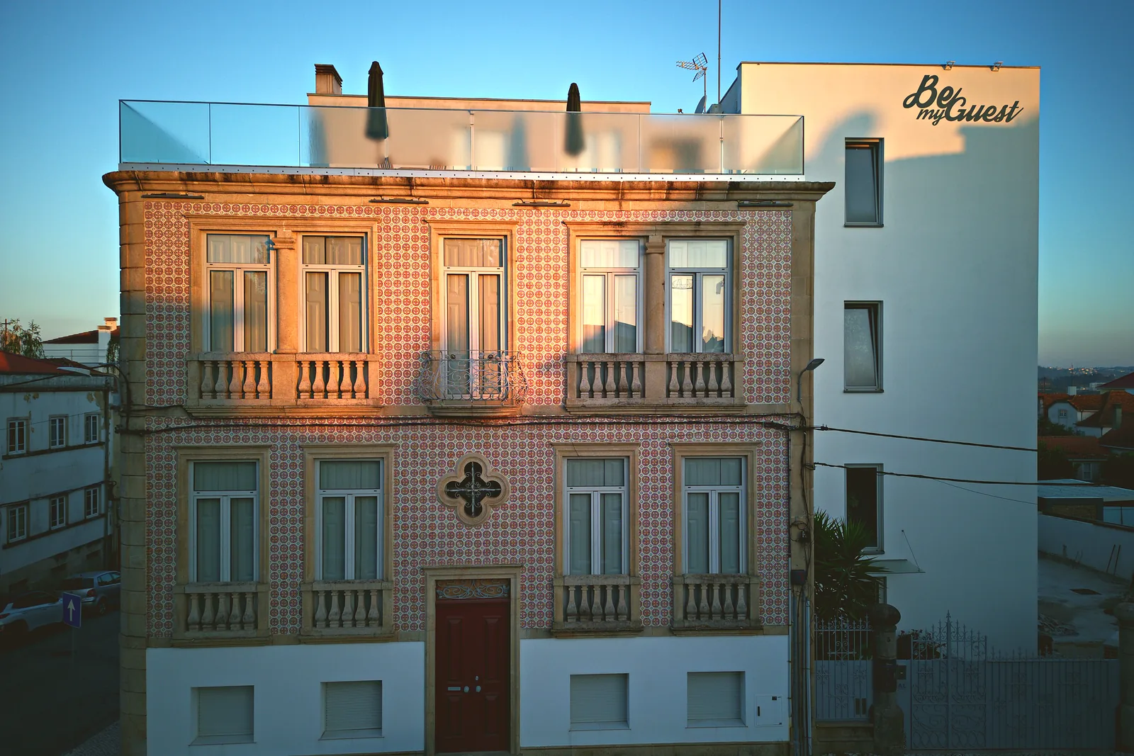 Façade de la Casa dos Azulejos, Bemyguest, à Viseu, en fin de journée