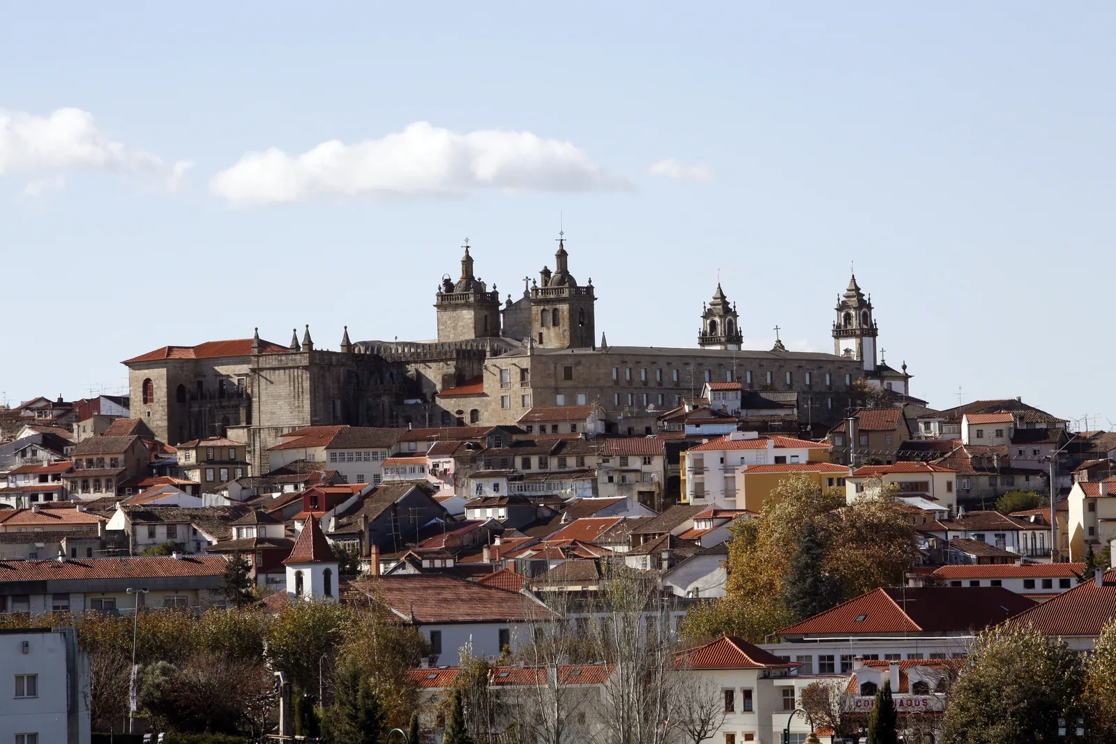 Vista de Viseu com a Sé Catedral no alto da cidade